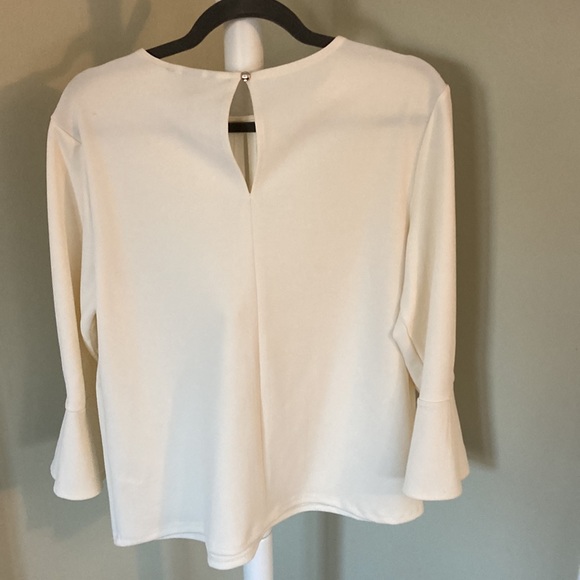 ⭐️ 3/$20 ⭐️ Very feminine key hole neckline blouse - Picture 3 of 5
